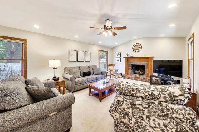 2006 N Elizabeth Drive, Arlington Heights, IL 60004
