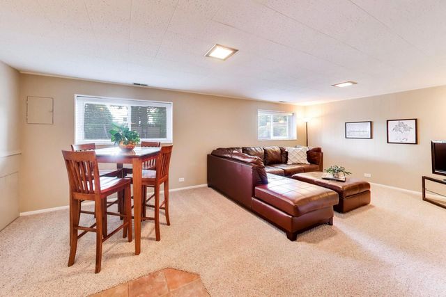 2006 N Elizabeth Drive, Arlington Heights, IL 60004
