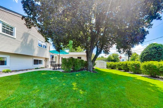 2006 N Elizabeth Drive, Arlington Heights, IL 60004