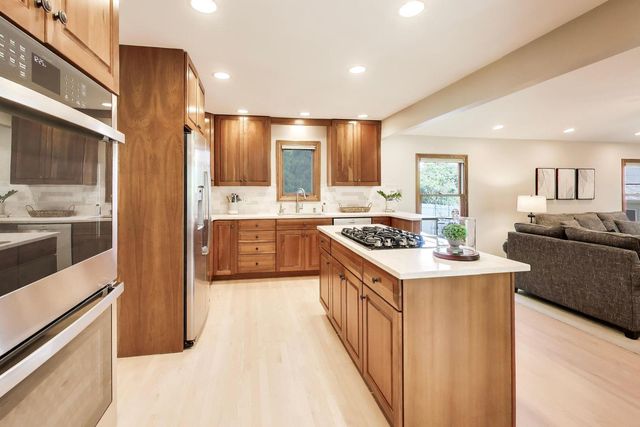 2006 N Elizabeth Drive, Arlington Heights, IL 60004