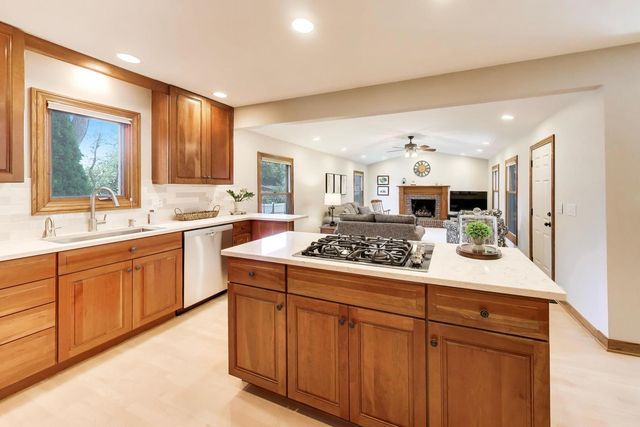 2006 N Elizabeth Drive, Arlington Heights, IL 60004