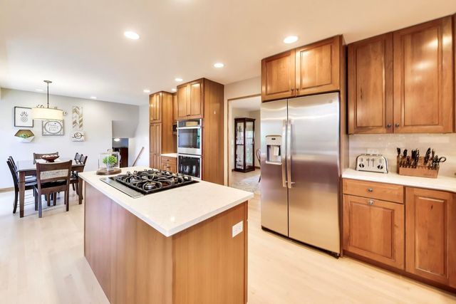 2006 N Elizabeth Drive, Arlington Heights, IL 60004
