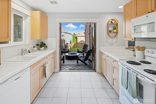 8770 Sand Point Way NE, Seattle, WA 98115