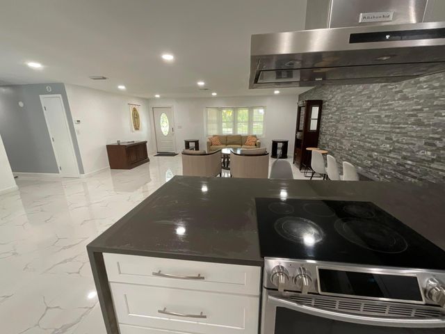 3205 NW 87th Avenue, Coral Springs, FL 33065