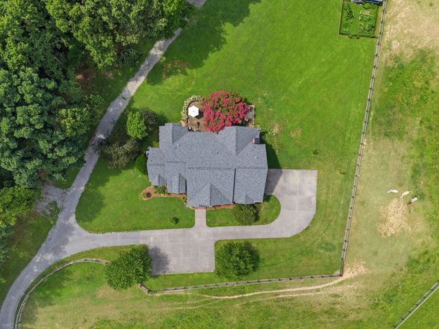 2404 Savage Creek Dr, Springfield, TN 37172