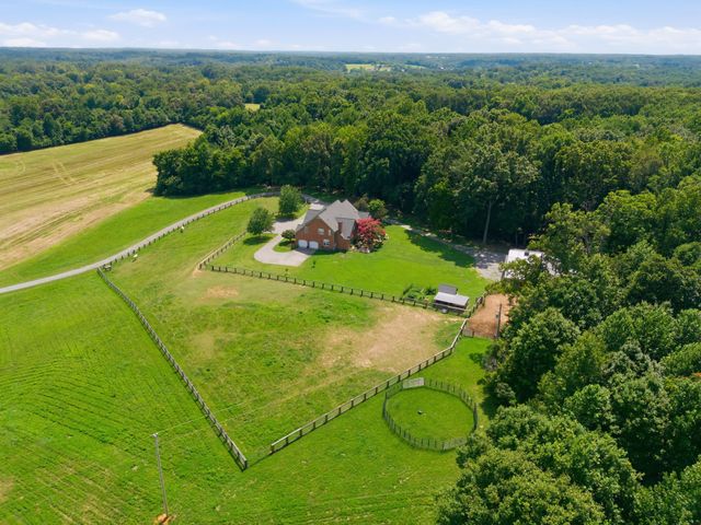 2404 Savage Creek Dr, Springfield, TN 37172