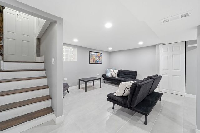 1518 E 73rd Place, Chicago, IL 60619