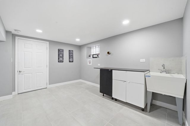 1518 E 73rd Place, Chicago, IL 60619