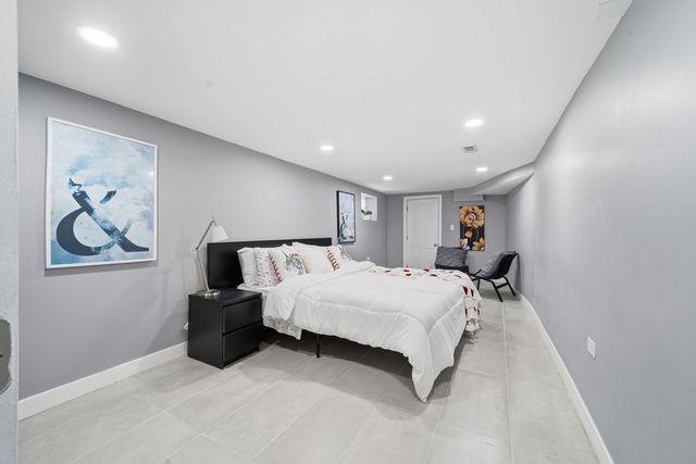 1518 E 73rd Place, Chicago, IL 60619