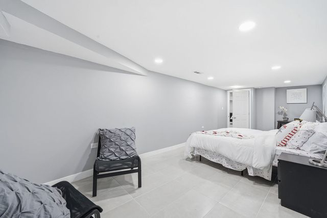 1518 E 73rd Place, Chicago, IL 60619