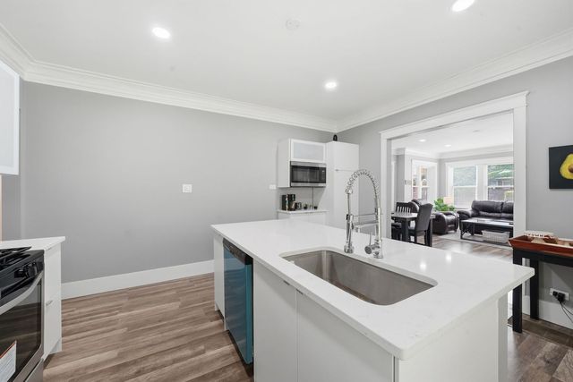 1518 E 73rd Place, Chicago, IL 60619