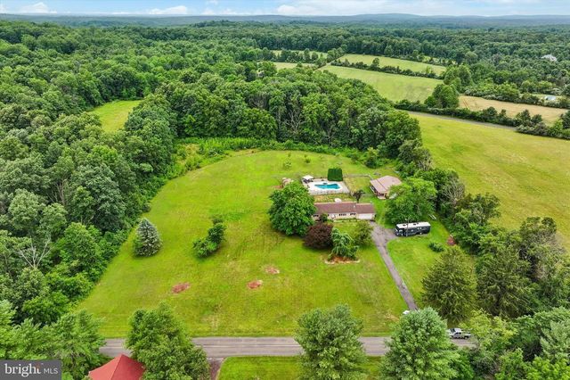 2380 WINDING RD, Quakertown, PA 18951