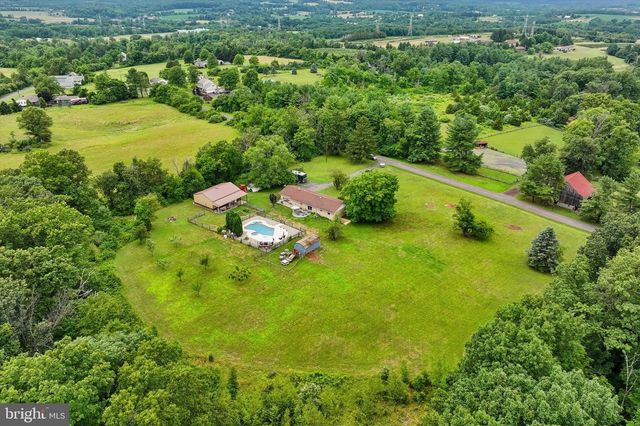 2380 WINDING RD, Quakertown, PA 18951