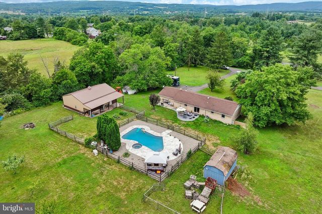 2380 WINDING RD, Quakertown, PA 18951