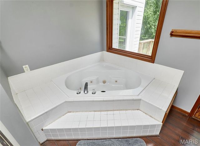 301 Country View Drive, Winfield, MO 63389