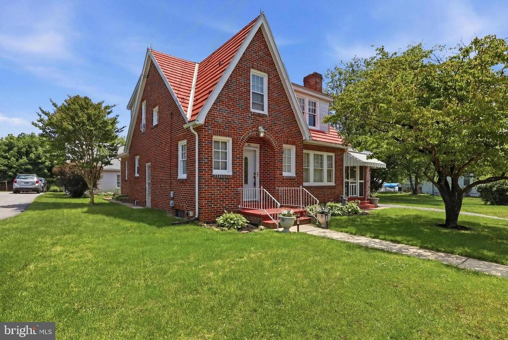 69 S MAIN ST, Stewartstown, PA 17363