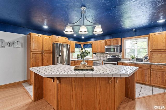 1527 11TH Street, Dewitt, IA 52742