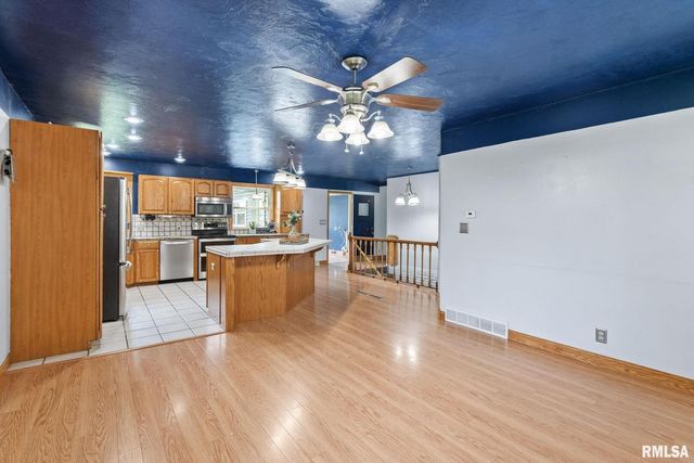 1527 11TH Street, Dewitt, IA 52742