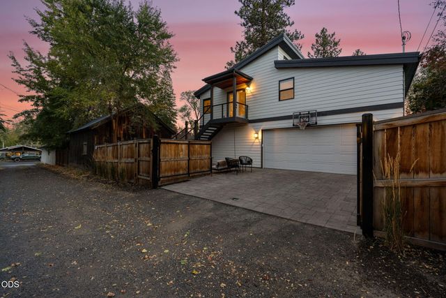 1230 NW Hartford Avenue, Bend, OR 97703
