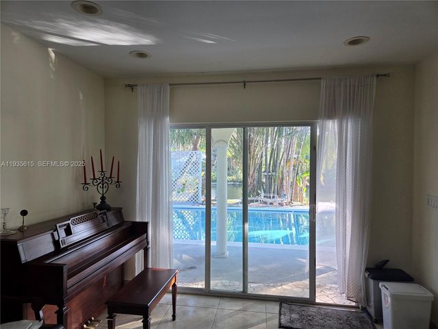 301 SW 5TH ST, Hallandale Beach, FL 33009