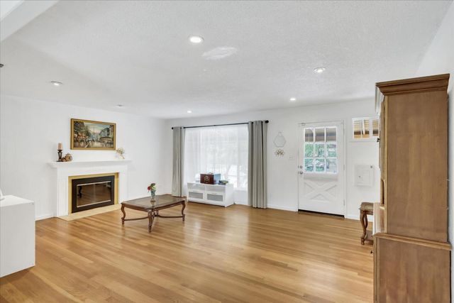 2740 Park Hills Dr, Sacramento, CA 95821