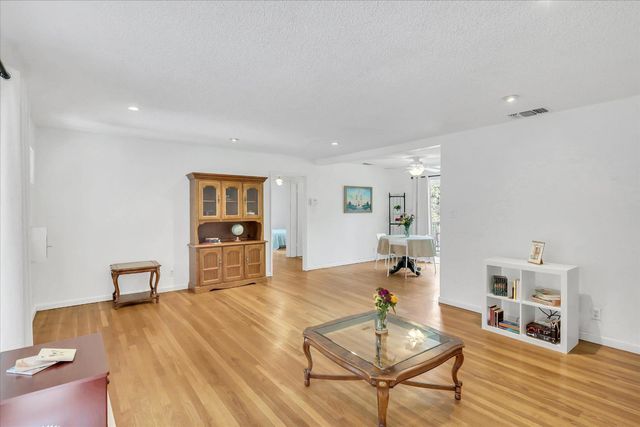 2740 Park Hills Dr, Sacramento, CA 95821