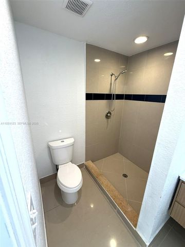 4411 NW 34th St, Lauderdale Lakes, FL 33319