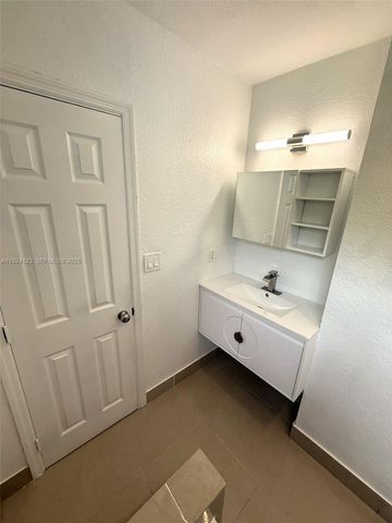 4411 NW 34th St, Lauderdale Lakes, FL 33319