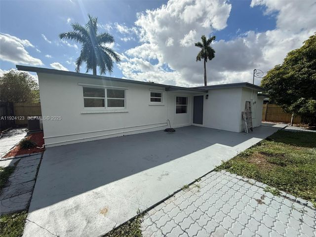 4411 NW 34th St, Lauderdale Lakes, FL 33319