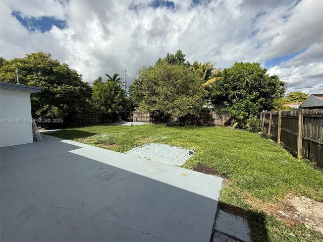 4411 NW 34th St, Lauderdale Lakes, FL 33319