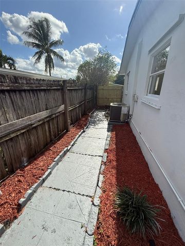 4411 NW 34th St, Lauderdale Lakes, FL 33319