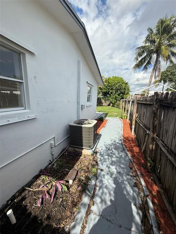 4411 NW 34th St, Lauderdale Lakes, FL 33319