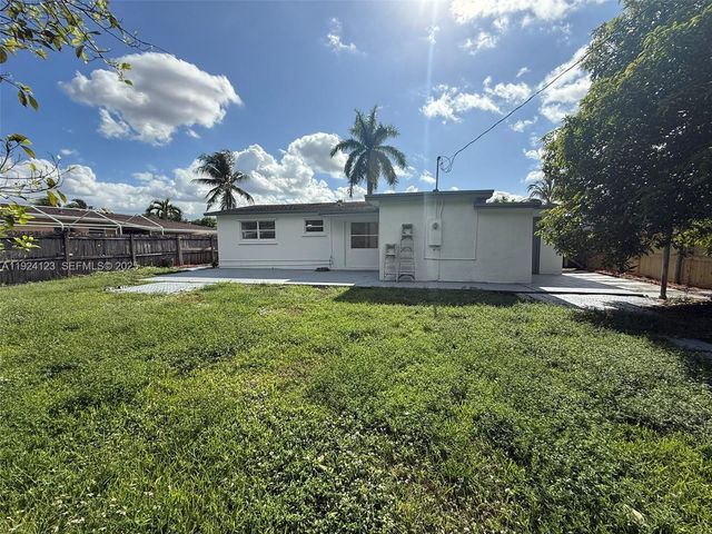 4411 NW 34th St, Lauderdale Lakes, FL 33319