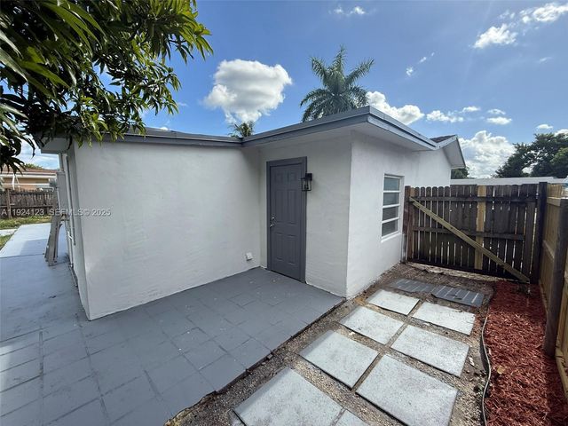 4411 NW 34th St, Lauderdale Lakes, FL 33319