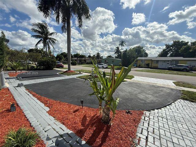 4411 NW 34th St, Lauderdale Lakes, FL 33319