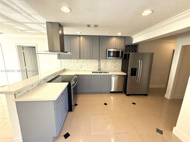 4411 NW 34th St, Lauderdale Lakes, FL 33319