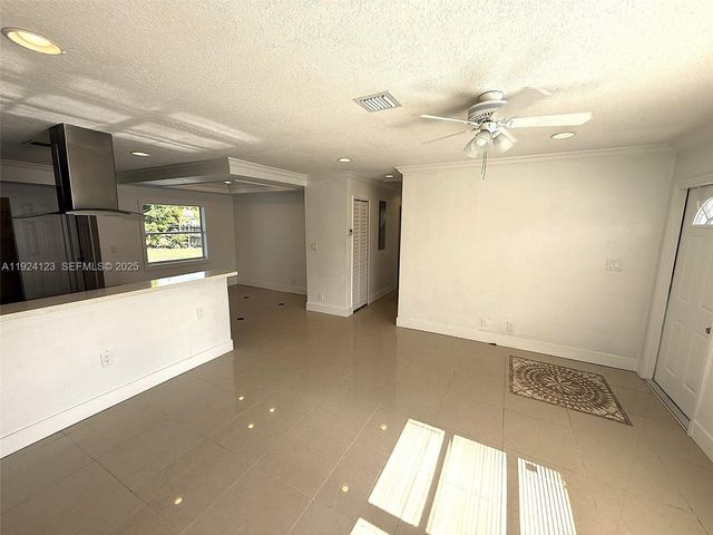 4411 NW 34th St, Lauderdale Lakes, FL 33319
