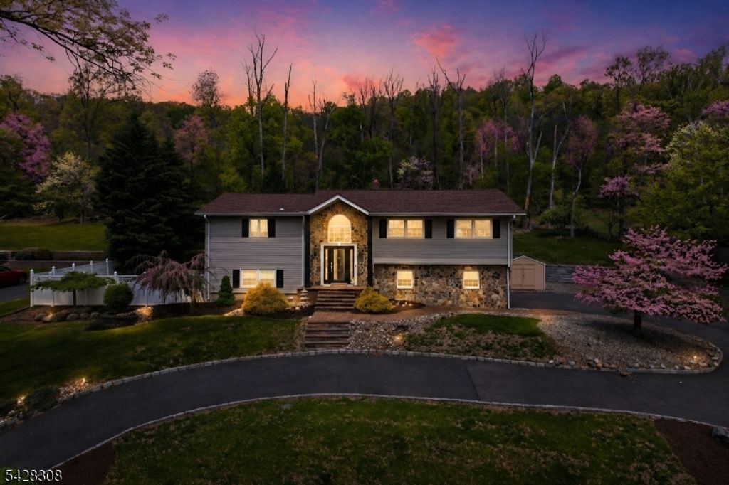 13 Forest Ln, Green Brook Twp., NJ 08812