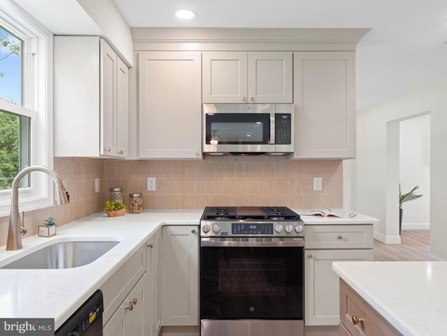 104 MCKINLEY AVE, Blackwood, NJ 08012