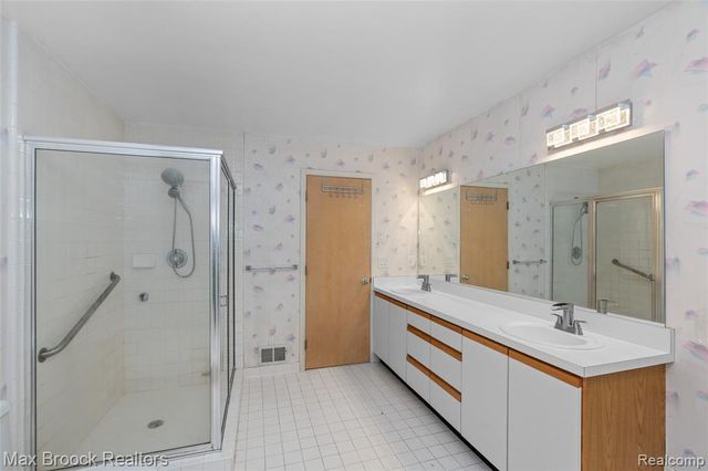 5199 Shenandoah Court, West Bloomfield, MI 48323