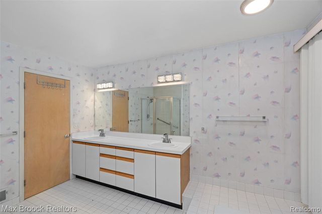 5199 Shenandoah Court, West Bloomfield, MI 48323