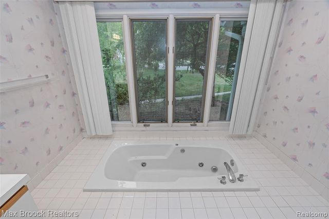 5199 Shenandoah Court, West Bloomfield, MI 48323