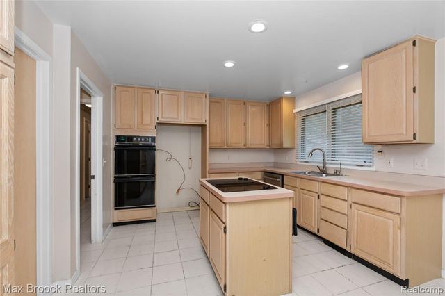 5199 Shenandoah Court, West Bloomfield, MI 48323