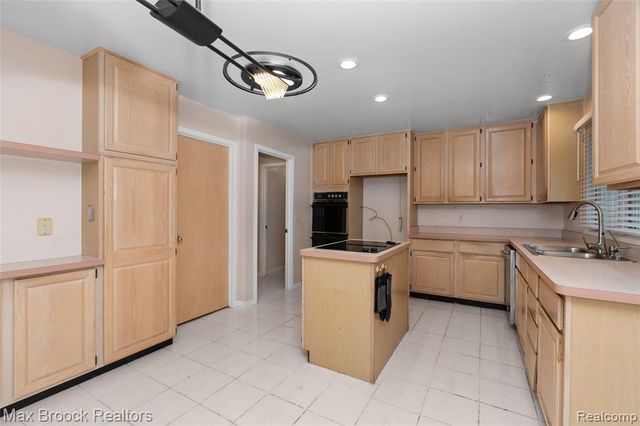 5199 Shenandoah Court, West Bloomfield, MI 48323