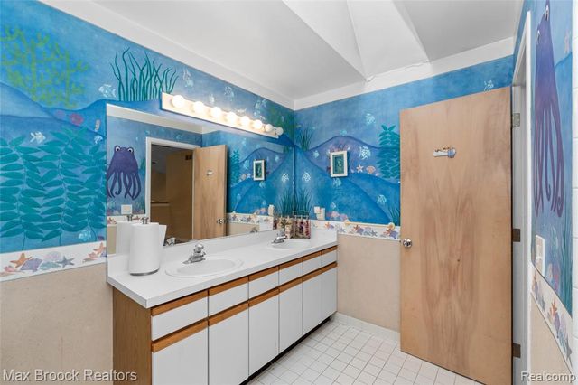 5199 Shenandoah Court, West Bloomfield, MI 48323