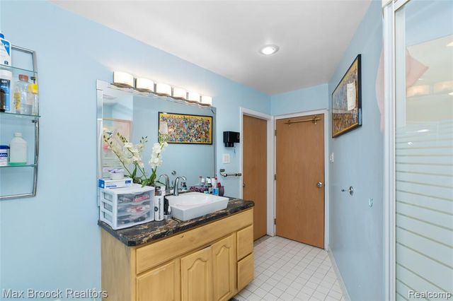 5199 Shenandoah Court, West Bloomfield, MI 48323