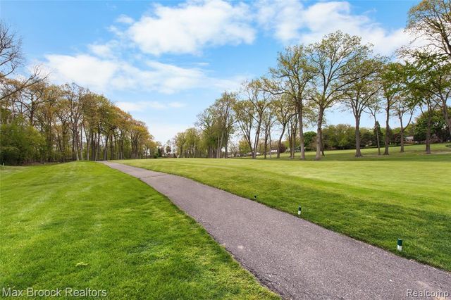 5199 Shenandoah Court, West Bloomfield, MI 48323