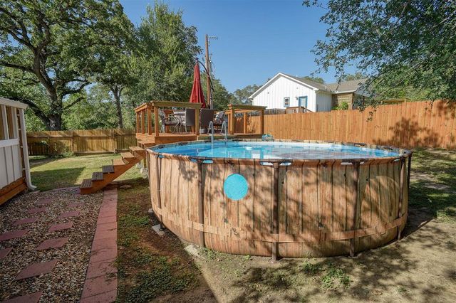 1217 Jones ST, Smithville, TX 78957