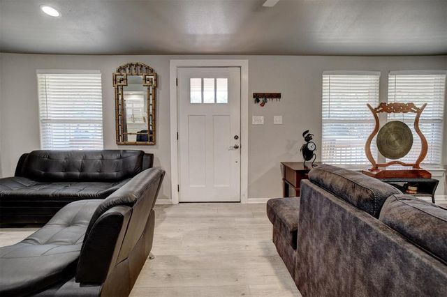 1217 Jones ST, Smithville, TX 78957