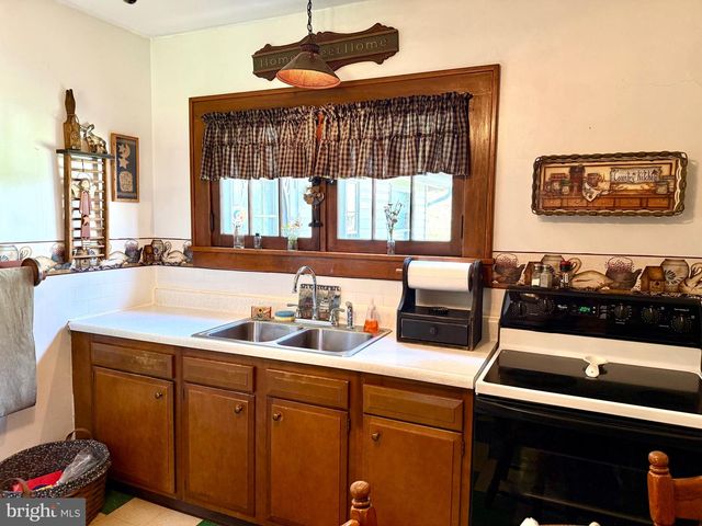 142 CASHMAN RD, Altoona, PA 16601